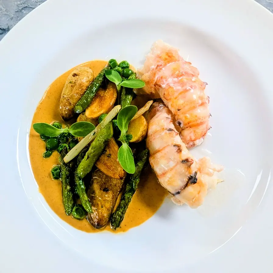 creation thumb for Colas de Langosta Poached en Mantequilla con Curry Rojo