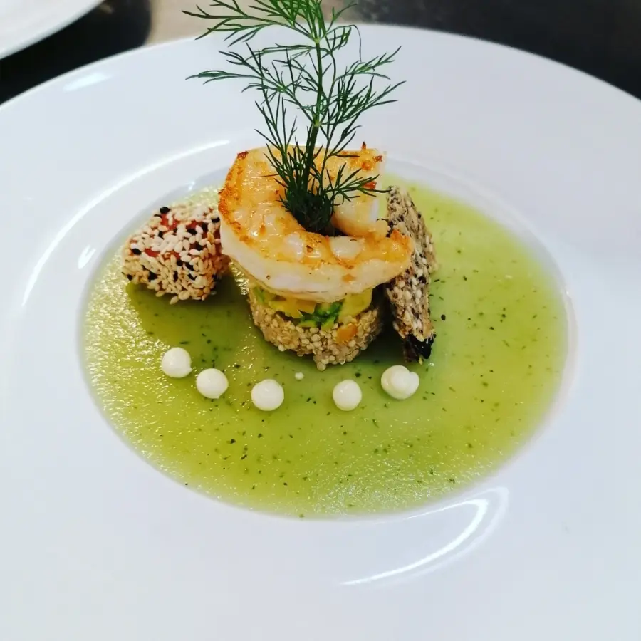creation thumb for Türmchen aus Quinoa-Salat, Avocado, Dreierlei Karotte | gebeizter Lachs im Sesam Mantel | Mehrkornsattenknäckebrot | gebratene Garnele | Wasabi-Mayonnaise | Gurkengelee