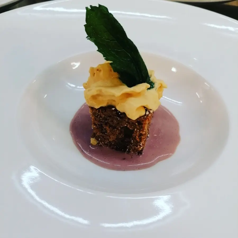 creation thumb for Haselnuss Brownie | Rotwein Creme | Salziger Butter-Karamell-Espuma 
