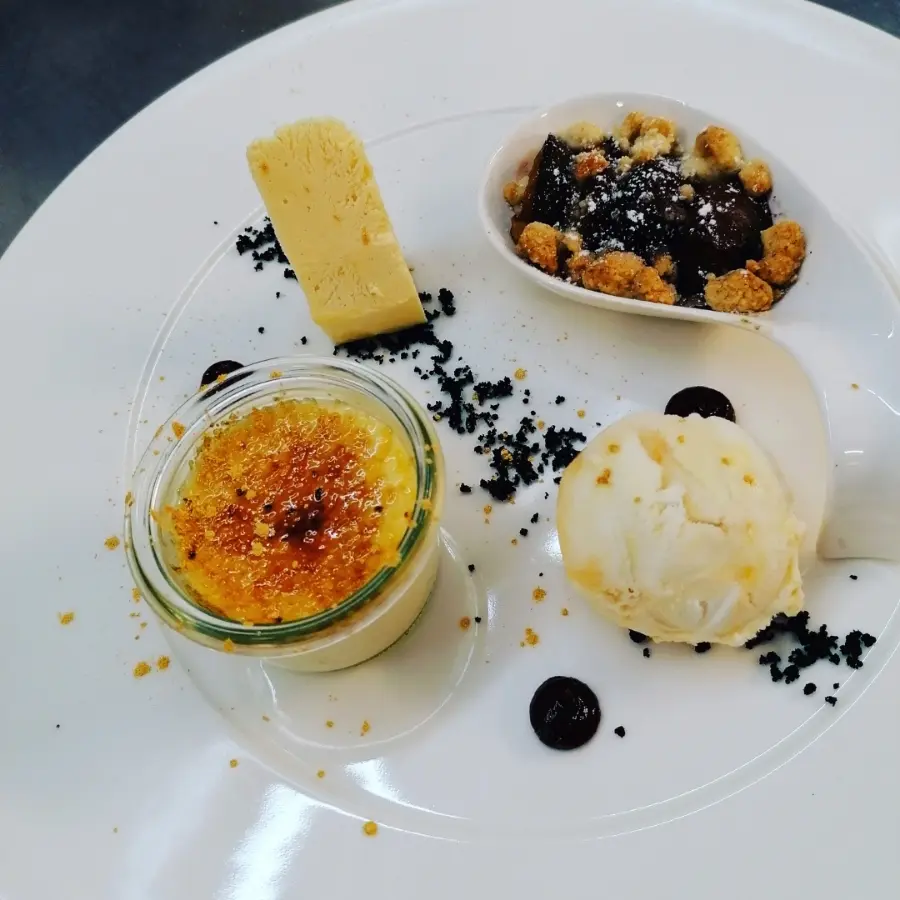 creation thumb for Weiße Schokoladen Creme Brulee | Buttermilch-Sanddorn-Eis | Passionsfrucht-Parfait | Zwetschgen-Crumble | Beeren-Gel