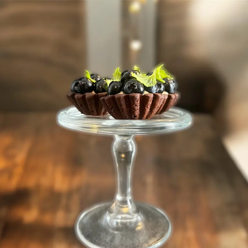creation thumb for Schokoladen-Chili-Törtchen mit Haselnusscreme & Schwarzen Johannisbeeren