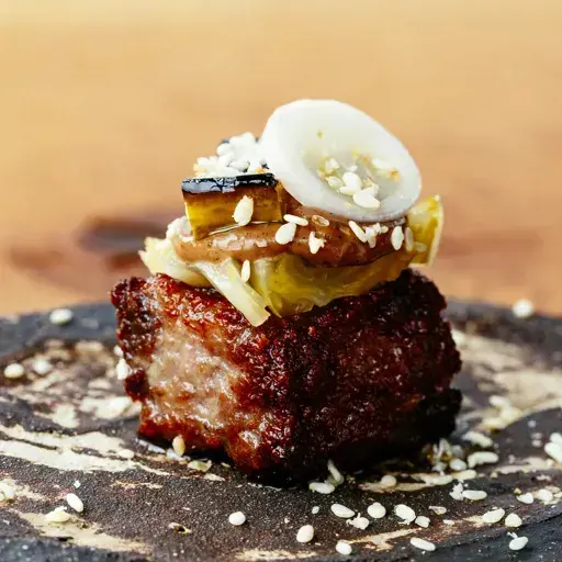 creation thumb for Hamburger di Wagyu gallese con lattuga fermentata