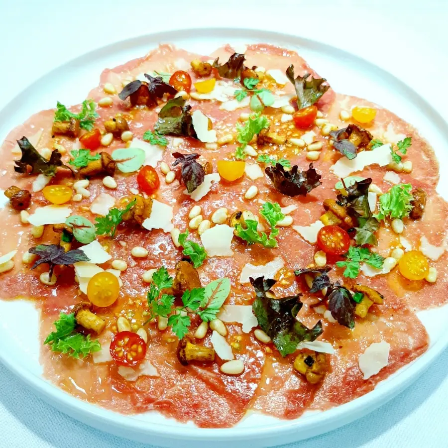 creation thumb for Rindercarpaccio | Tomatenvinaigrette | Pfifferlinge | Pinienkerne | Parmesan