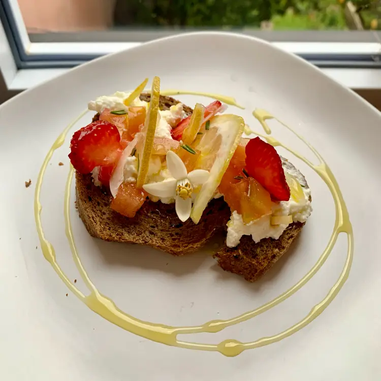 creation thumb for Bruschetta ricotta fragole limoni e fiori di arancia