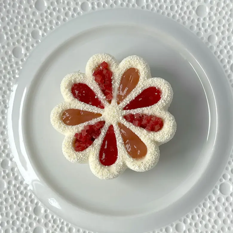 creation thumb for Rhabarber-Entremet mit Joghurt, Mandel, Rhabarber und Hibiskus