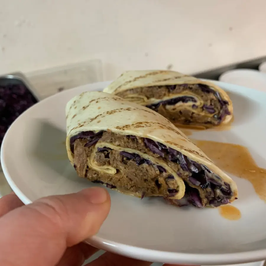 creation thumb for Pulled Wildschweinkeule-Wrap mit Rotkohlsalat und hausgemachter preiselbeermayonaise 