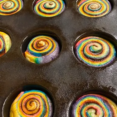 creation thumb for Rainbow Cinnamon Rolls 