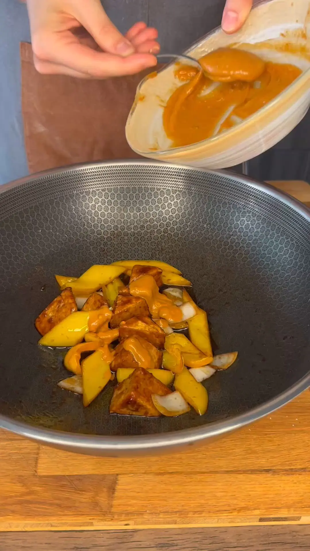 creation thumb for Tofu with veggies and peanuts sauce