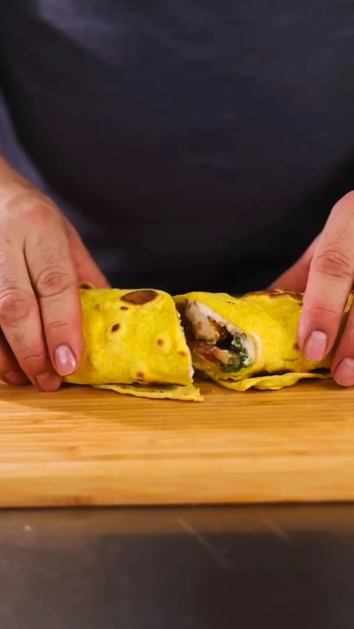 creation thumb for Piadina mit frittiertem Hähnchen, Squacquerone, Feldsalat und Tomate