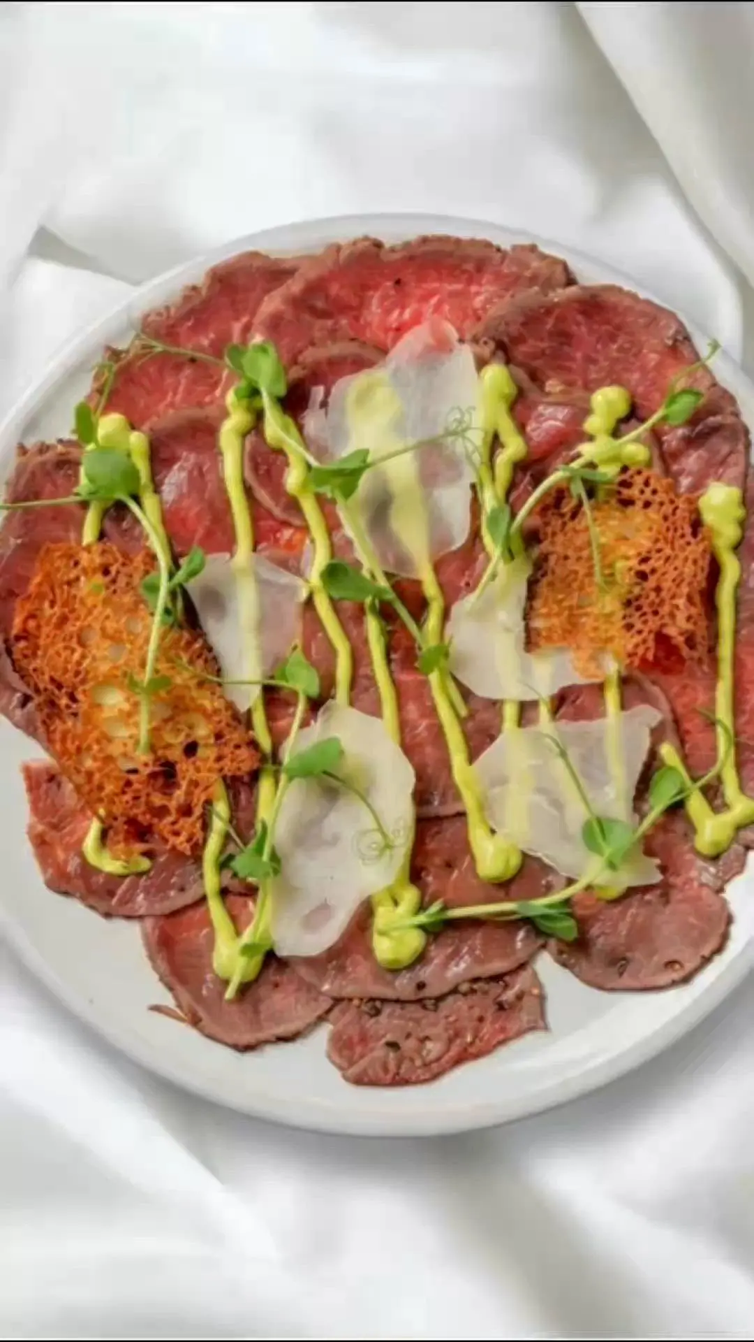 creation thumb for Holzkohle-gegrilltes Reh-Carpaccio mit Petersilienmayonnaise