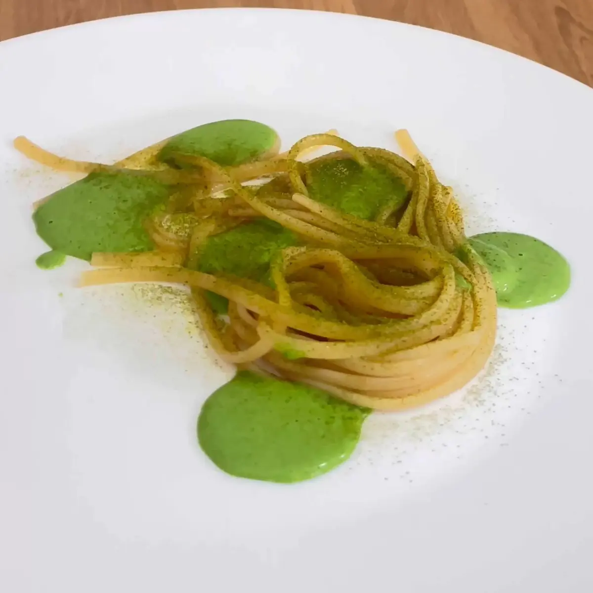 creation thumb for Spaghetti mit Wildhopfensauce & schwarzer Knoblauch-Sauerbutter