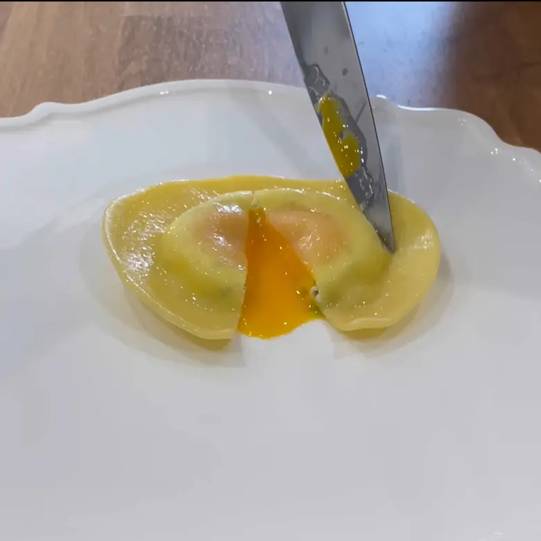 creation thumb for Kräuter-Ricotta-Raviolo mit Eigelb