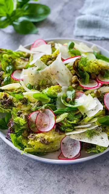 creation thumb for Salade de Wedge de Baby Gem avec Câpres, Anchois & Citron