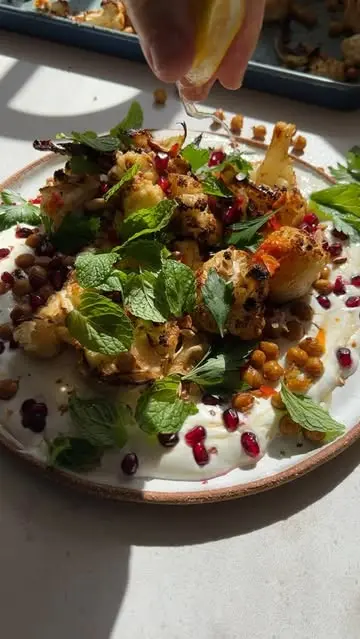 creation thumb for Chou-fleur rôti avec pois chiches croustillants et feta fouettée