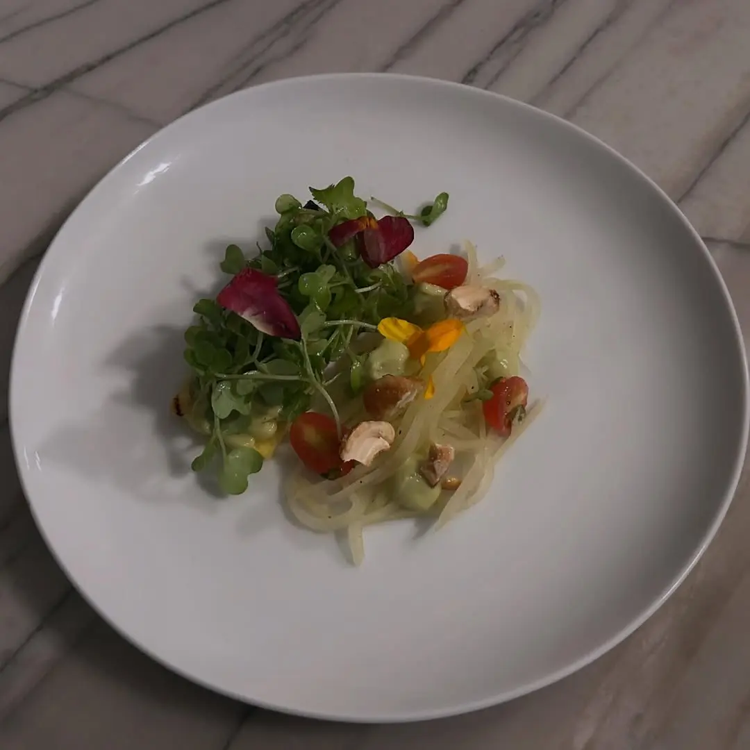 creation thumb for Insalata di papaya verde con vinaigrette all'ibisco e ananas grigliato