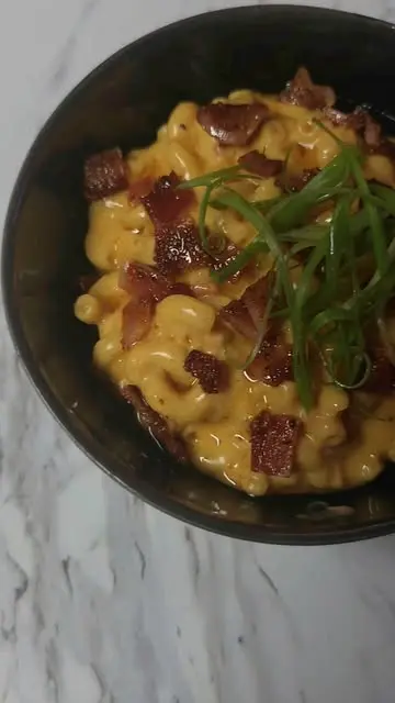 creation thumb for Macarrones con Queso y Tocino Glaseado de Jalapeño Ahumado