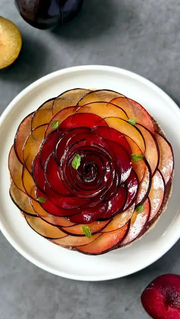 creation thumb for Tarta de Pluot con Crema de Almendra y Crema de Vainilla con Mantequilla Marrón