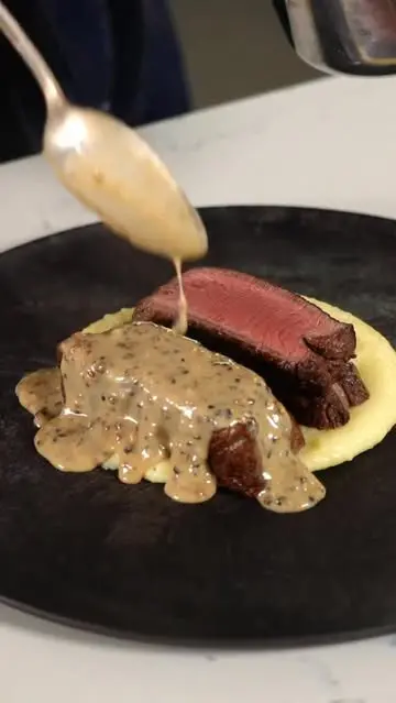 creation thumb for Steak mit geräucherten Pfefferkörnern und funky Kartoffeln
