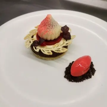 creation thumb for Valrhona Manjari-Chili-Himbeer-Rosen-Macadamianuss 