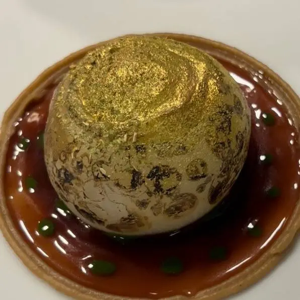 creation thumb for Salt-cooked onion filled with bread cream & gold touches