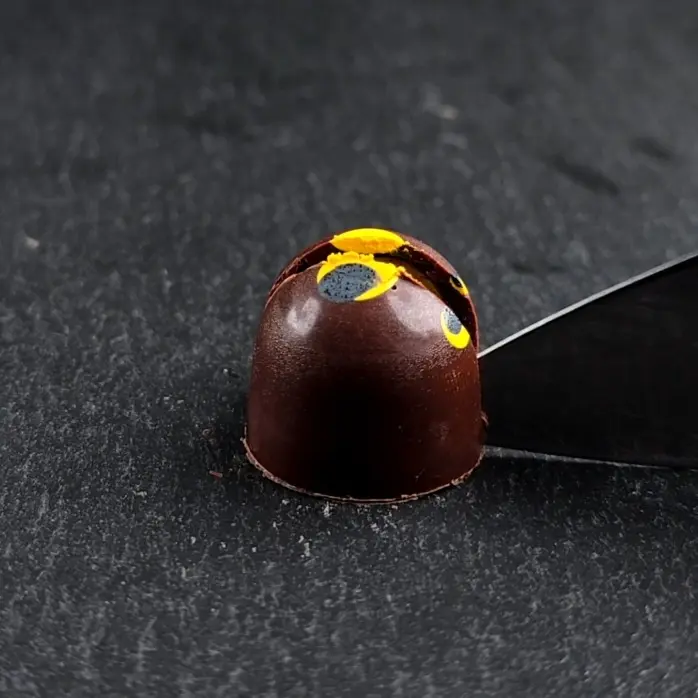 creation thumb for Bonbon al cioccolato con sambuca e frutto della passione