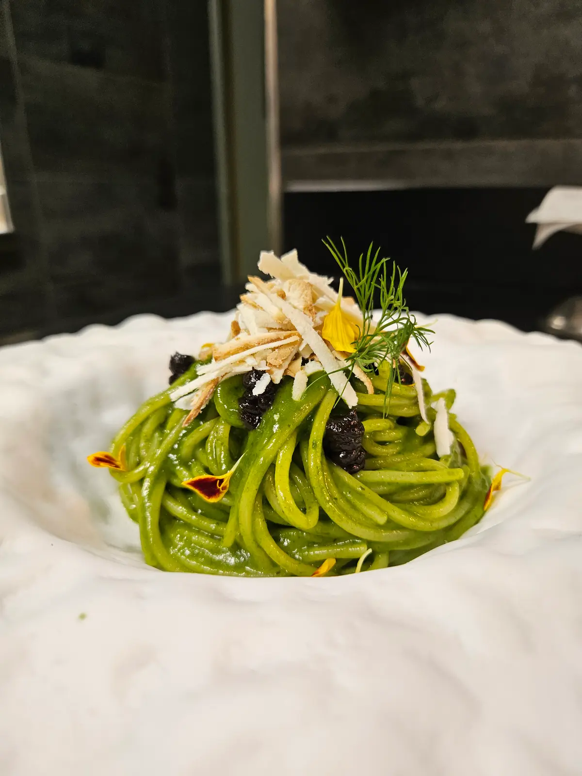 creation thumb for Spaghetto quadrato/cime di rape e aglio nero fermentato