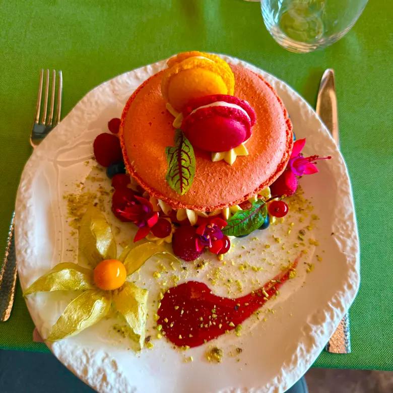 creation thumb for Giant macaron with Moët & Chandon champagne cream and forest