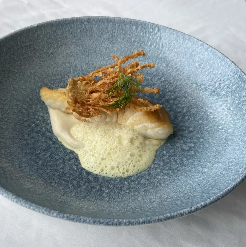 creation thumb for Halibut con Schiuma di Zafferano e Dragoncello e Purè di Sedano Rapa