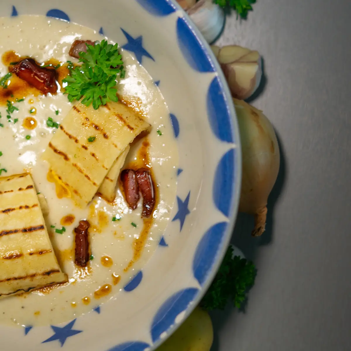 creation thumb for Cremige Kartoffel- und Knoblauchsuppe mit Fladenbrot