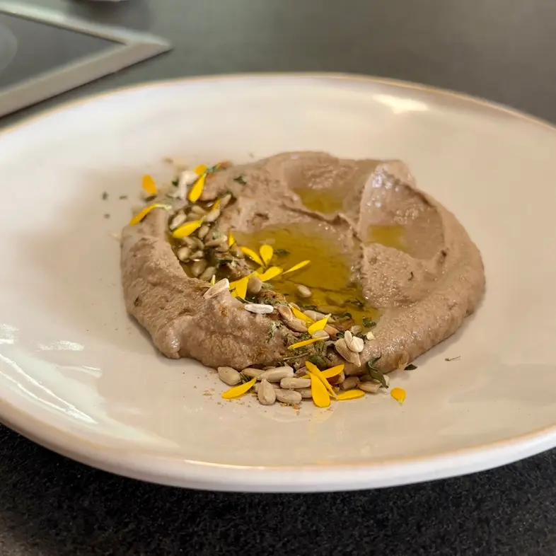 creation thumb for Hummus aus Sonnenblumenkernen und schwarzem Knoblauch