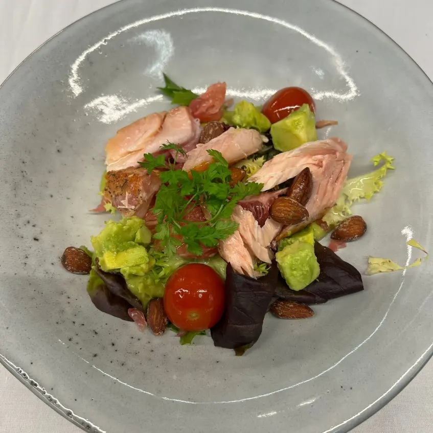 creation thumb for Hot smoked salmone, avocado almonds, pomelo salad