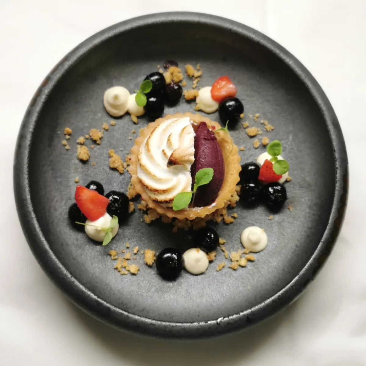 creation thumb for Zitronen-Meringue-Tartelette/Heidelbeere/Walnuss