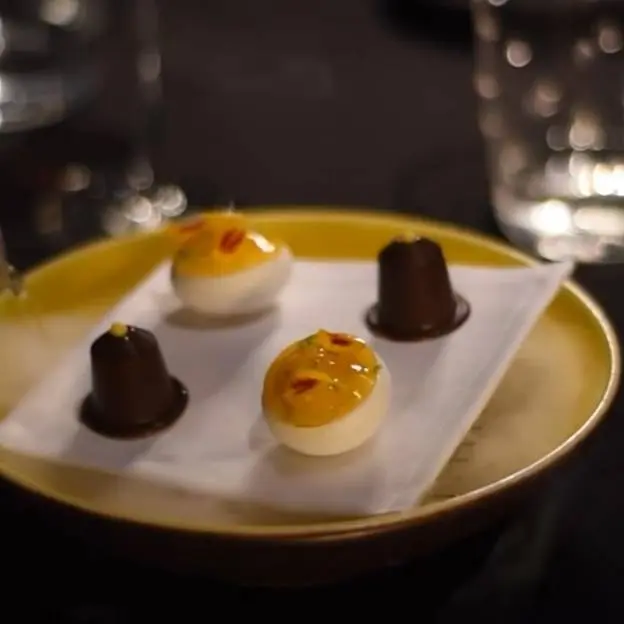 creation thumb for Coffee meringue & exotic fruit Mignardise
