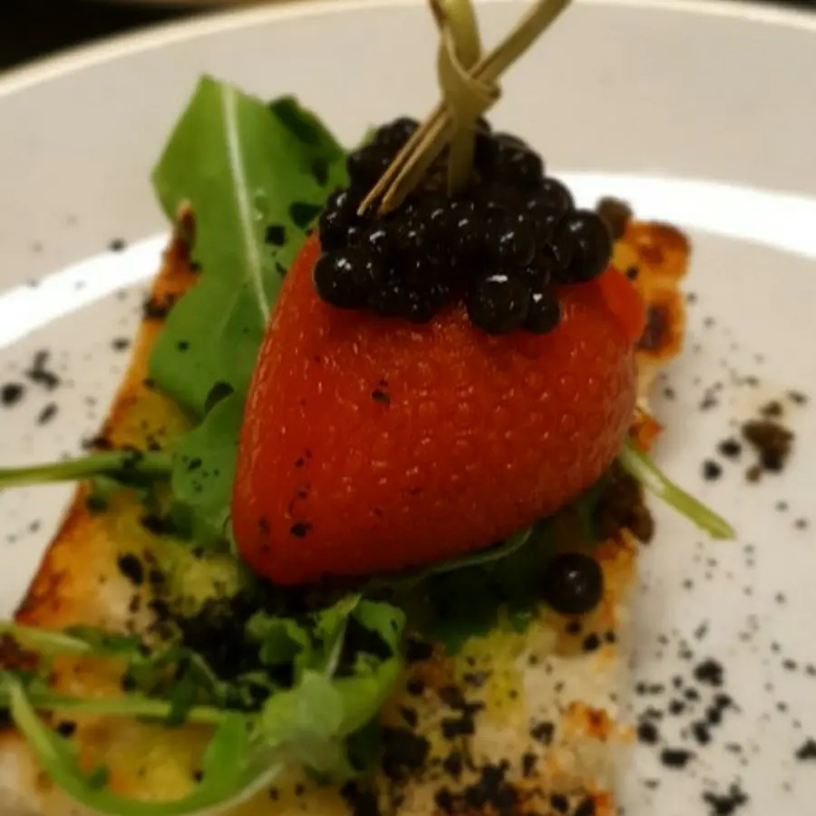 creation thumb for Capresse - swartz oliven caviar, ciabatta, basilikum pesto, swatrz oliven pulver