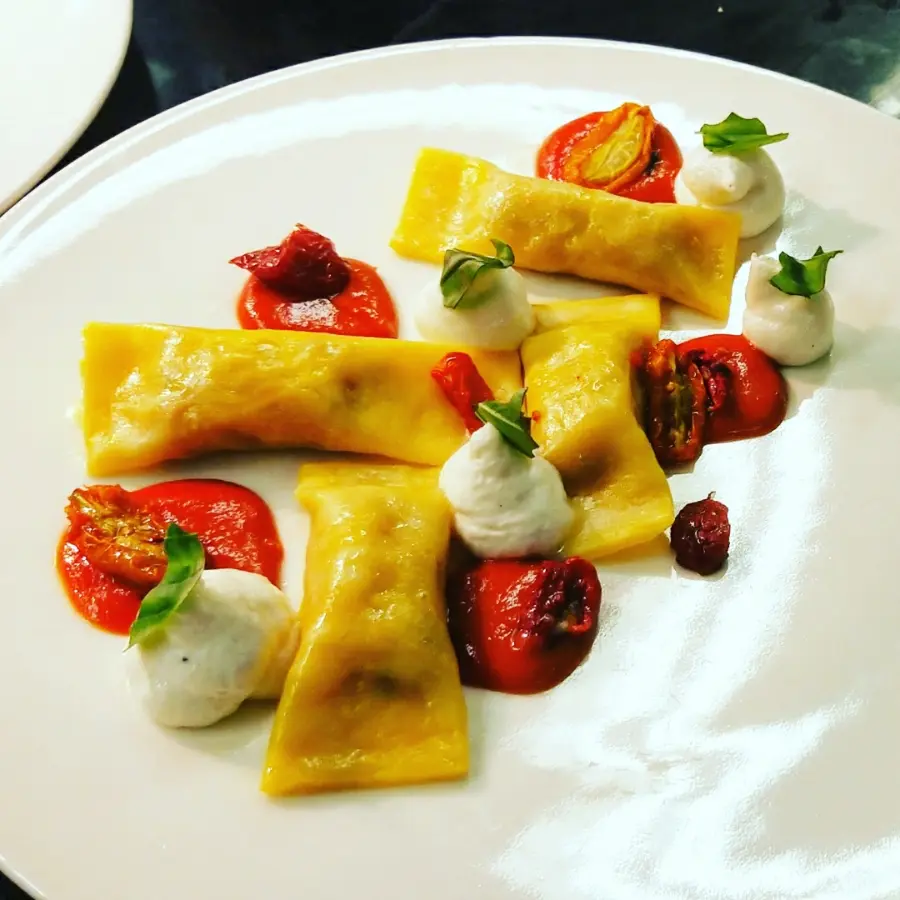 creation thumb for Caramelle ripiene di granchio , accompagnate da coulis di datterino , spuma di burrata e pomodorini confit !!! 🔝🔪