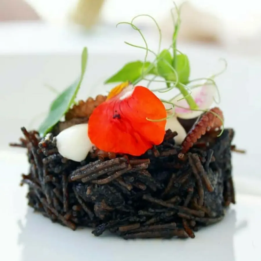 creation thumb for Fideua negra con chipirones y alioli / Black fideua with baby squid and alioli 🐙