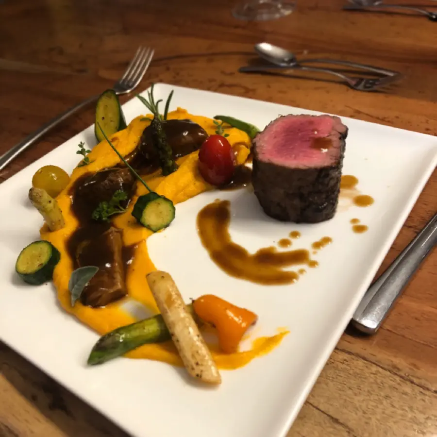 creation thumb for 2erlei vom Rind (geschmorte Rippe und gebratenes Filet), Rotweinjus, Süßkartoffel und Gemüse 