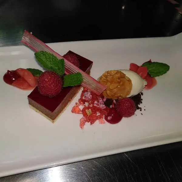 creation thumb for Valrhona Schokolade/Himbeer/Rhabarber/Rosenwasser/Mandel