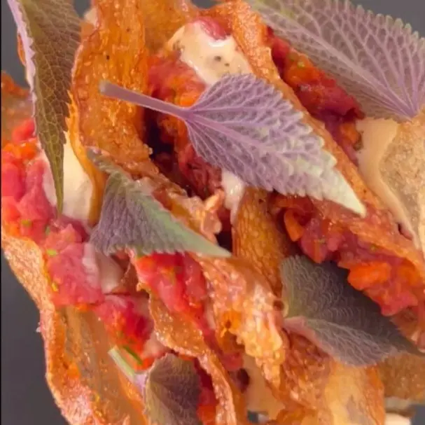 creation thumb for Beef Tatar, Kartoffelchips & Kaffernlimette