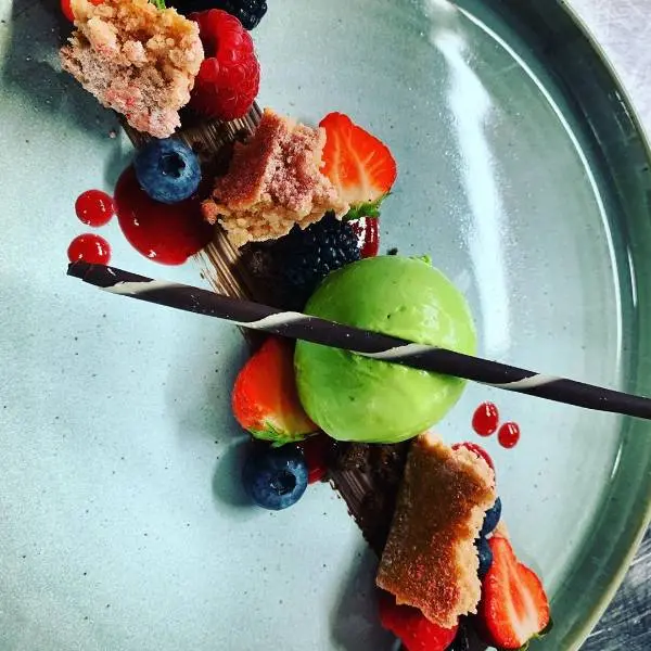 creation thumb for Und weil es so gut ist - hier noch das heutige Dessert... Rucola | Beeren | Erdbeerbiskuit