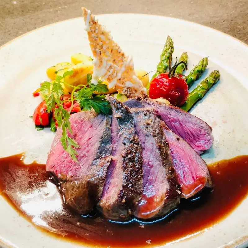 creation thumb for Medium rare beef sirloin with green asparagus