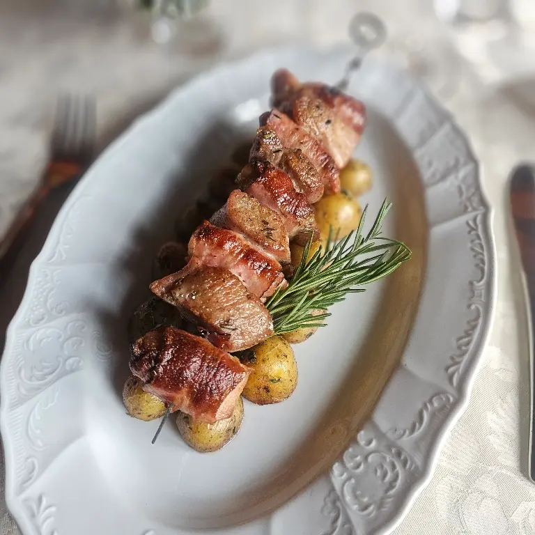 creation thumb for Meat skewer with roasted herbed potatoes