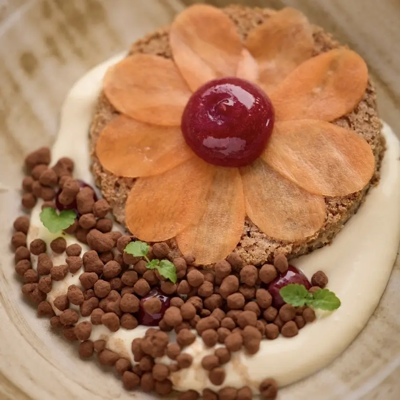 creation thumb for Carrot cake,black currant,linden blossom cream